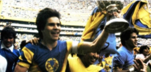 Alfredo Tena levantando el trofeo de Liga MX con el Club América tras campeonato