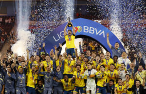 Jugadores y afición del Club América celebrando título de Liga MX en estadio lleno
